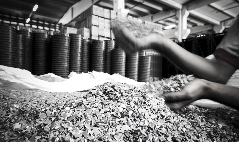 Injection moulding with recycled plastic. MPS presents the production line