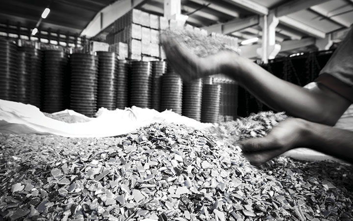 Injection moulding with recycled plastic. MPS presents the production line