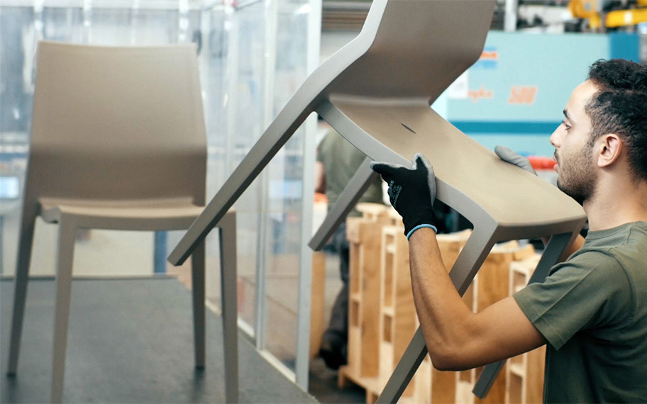 Von Kunststoffstuhl zum Designobjekt